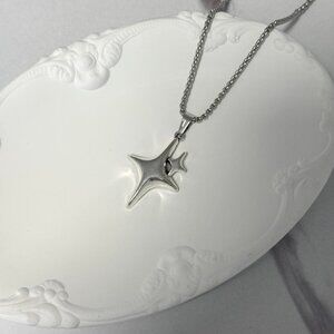 Sku:0321Silver chain necklace silver pendant star sparkl made of stainless steel